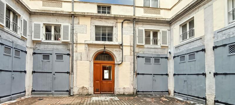 Appartement - 184 m² - 6 pièces