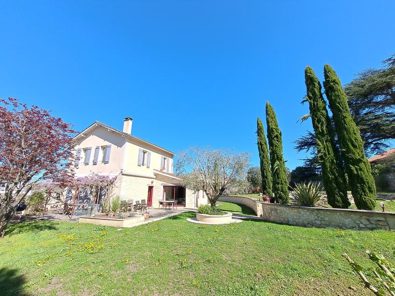 Maison - 276 m² - 11 pièces