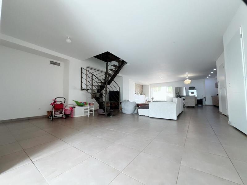 Maison - 205 m² - 5 pièces