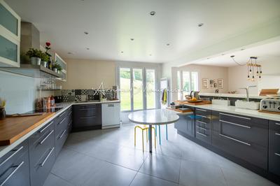 Maison - 250 m² - 8 pièces