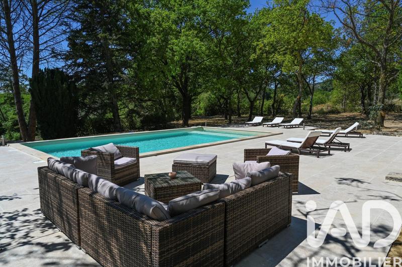 Maison - 250 m² - 6 pièces