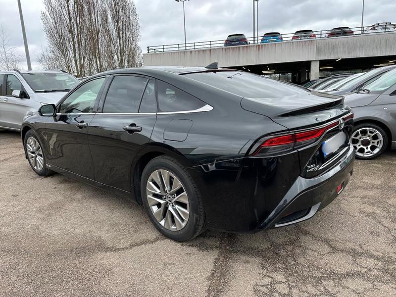 Toyota Mirai II Pile a Combustible Lounge