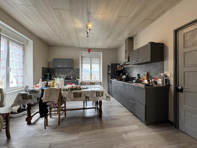 Maison - 260 m² - 10 pièces