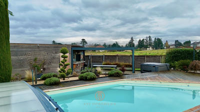 Maison - 239 m² - 9 pièces