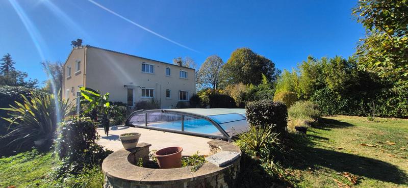 Maison - 230 m² - 8 pièces