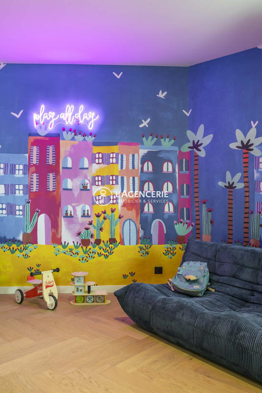 Maison - 300 m² - 8 pièces