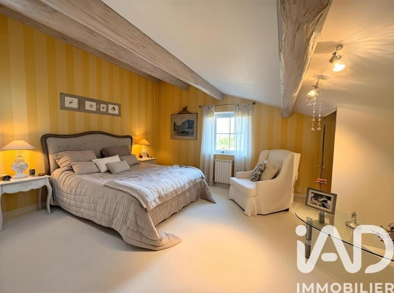 Maison - 217 m² - 8 pièces