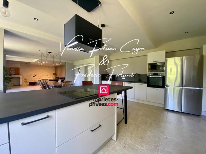 Maison - 325 m² - 10 pièces