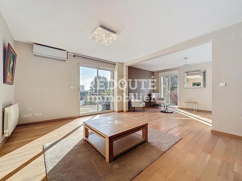 Maison - 203 m² - 7 pièces