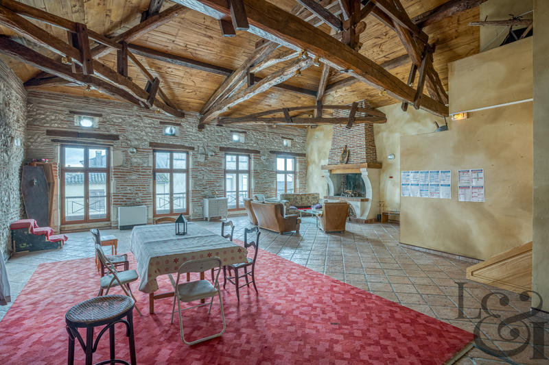 Maison - 597 m² - 12 pièces