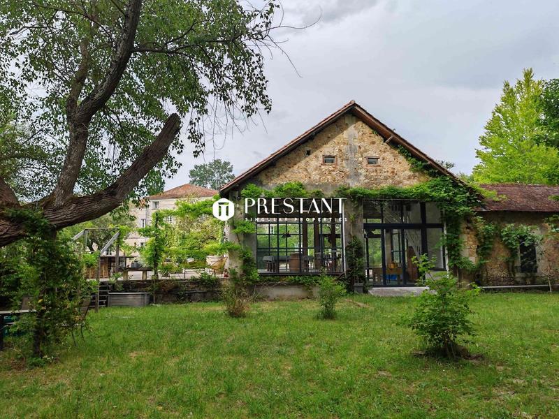 Demeure - 524 m² - 13 pièces