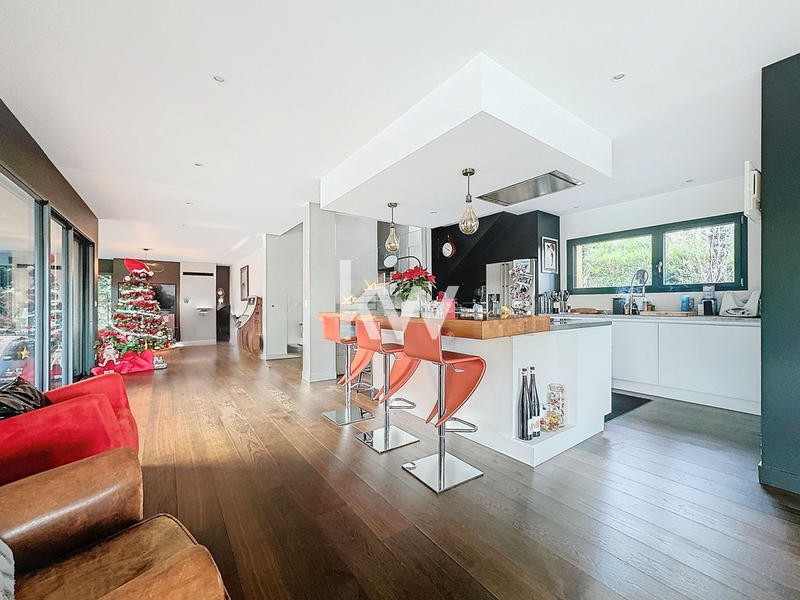 Maison - 335 m² - 7 pièces