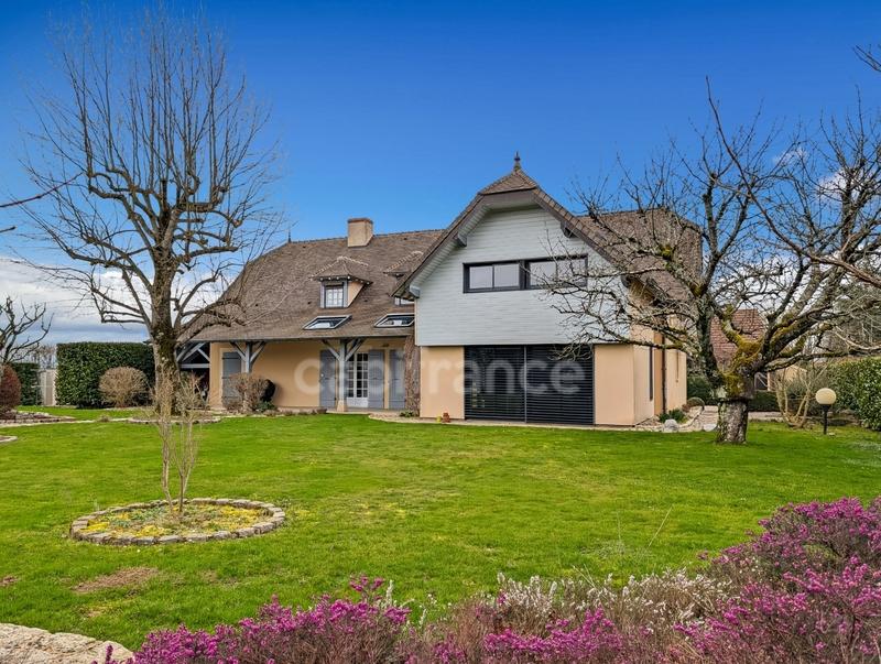 Maison - 246 m² - 9 pièces