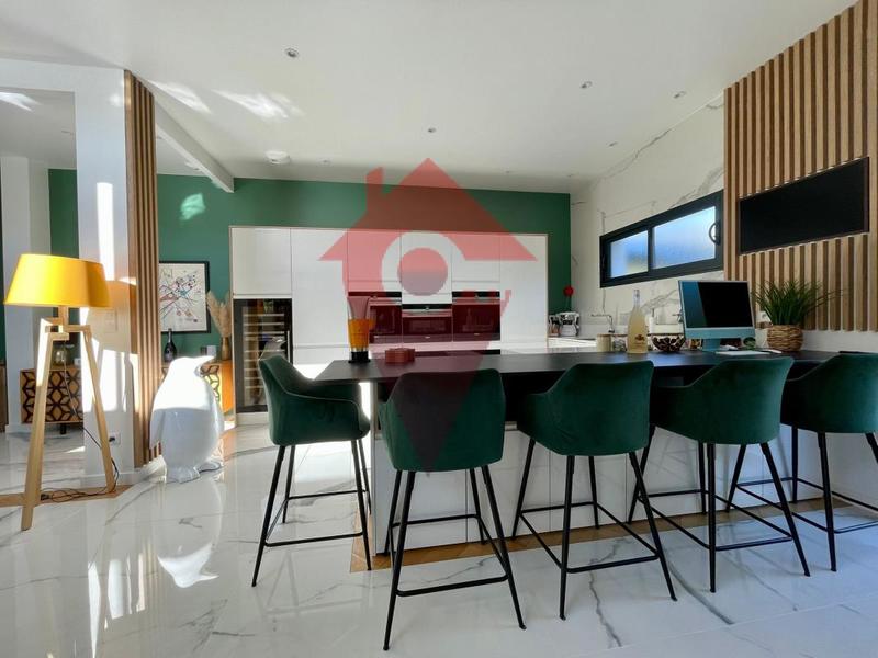 Maison - 212 m² - 7 pièces