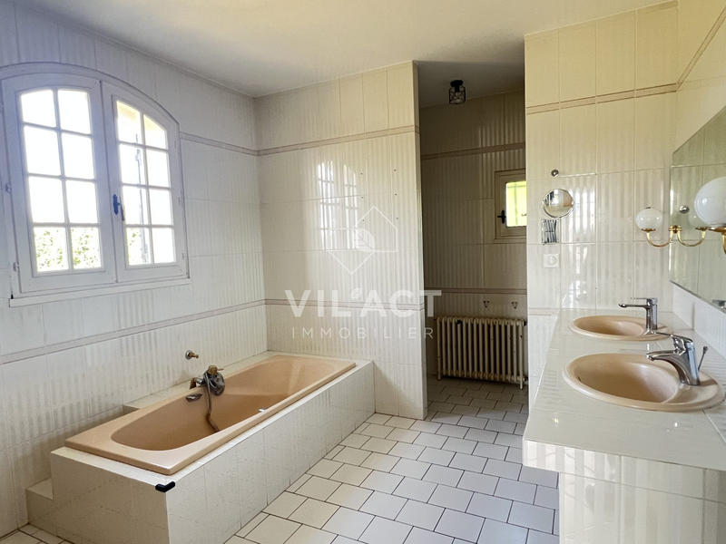 Maison - 222 m² - 7 pièces