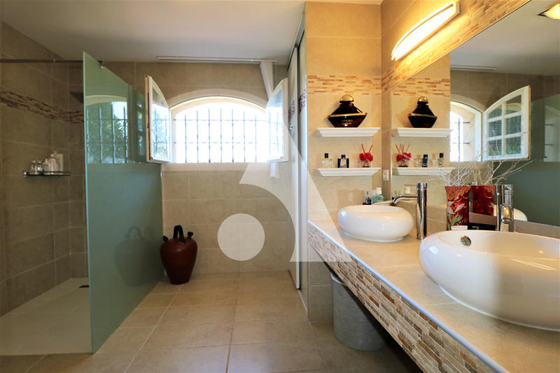 Maison - 168 m² - 9 pièces