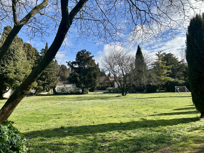 Propriété - 767 m² - 30 pièces