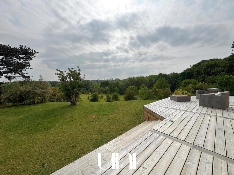 Maison - 260 m² - 6 pièces