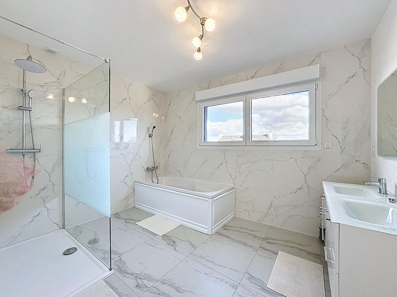 Maison - 180 m² - 9 pièces