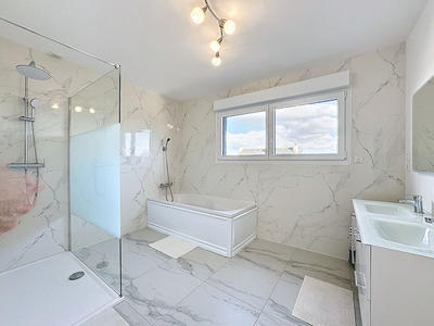 Maison - 180 m² - 9 pièces