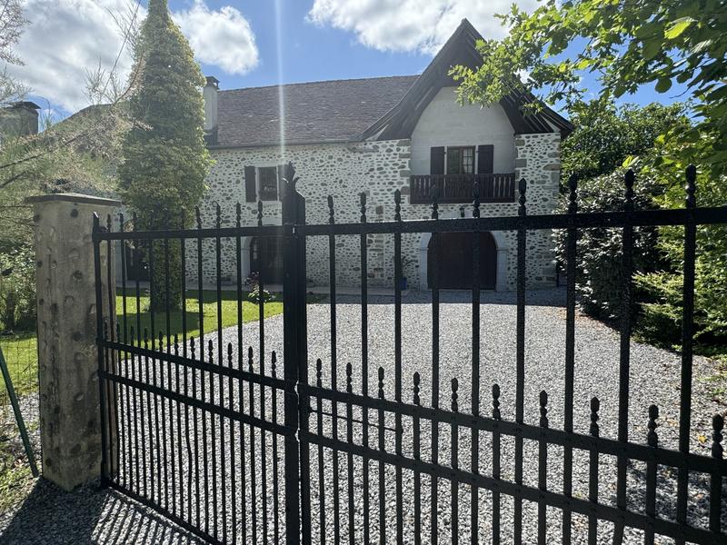 Maison - 235 m² - 8 pièces