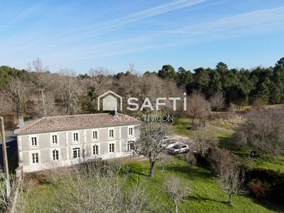 Maison - 325 m² - 10 pièces