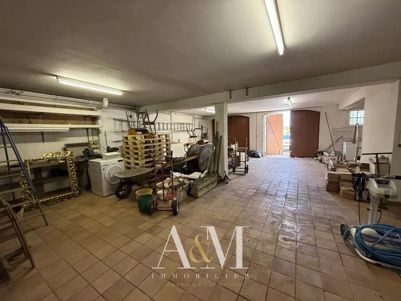 Propriété - 275 m² - 7 pièces