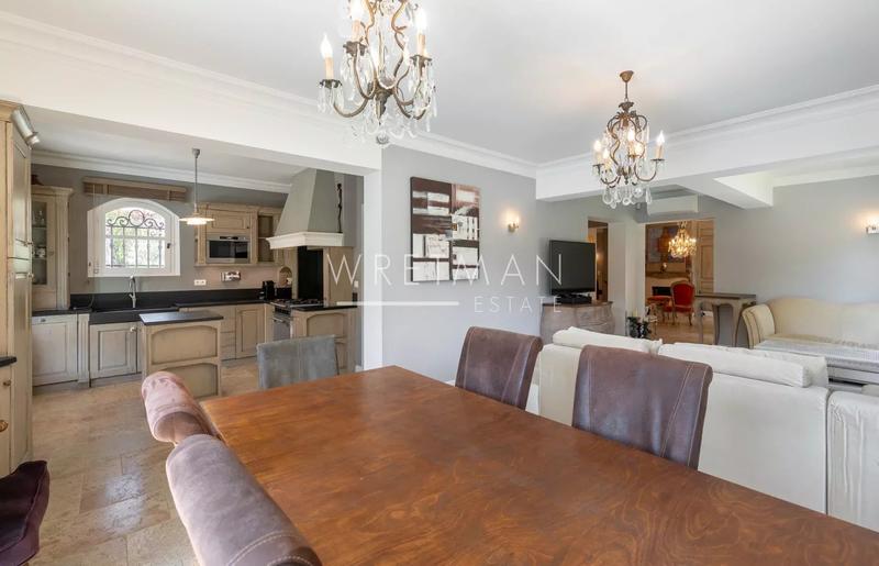 Maison - 280 m² - 7 pièces