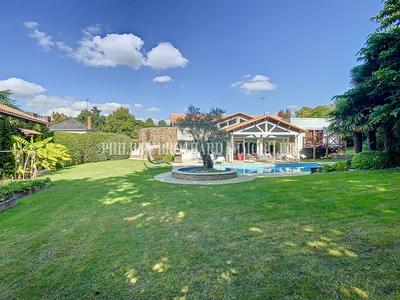 Maison contemporaine - 246 m² - 9 pièces