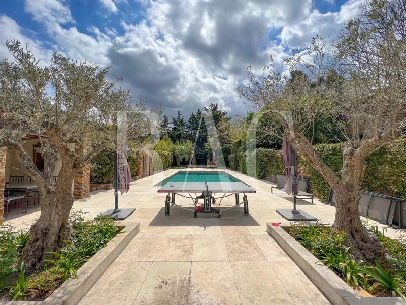 Villa - 300 m² - 8 pièces