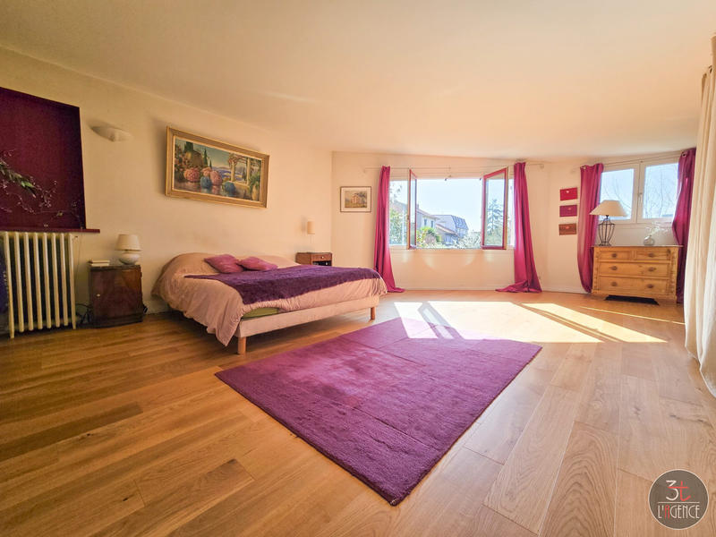 Maison - 216 m² - 9 pièces