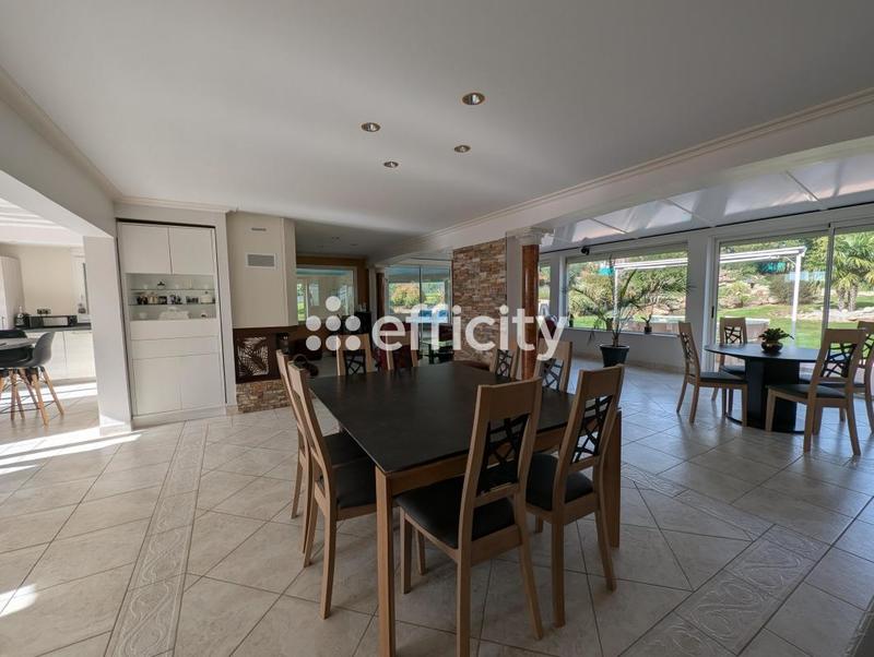 Maison - 240 m² - 10 pièces