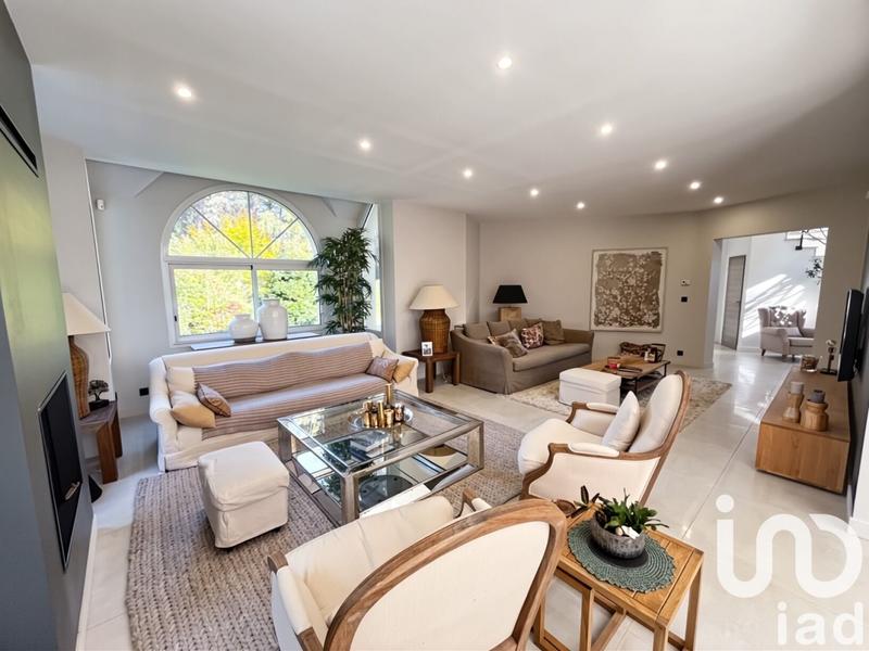 Maison - 240 m² - 10 pièces