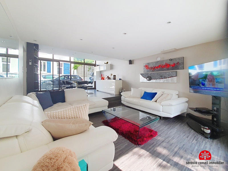 Maison - 275 m² - 8 pièces