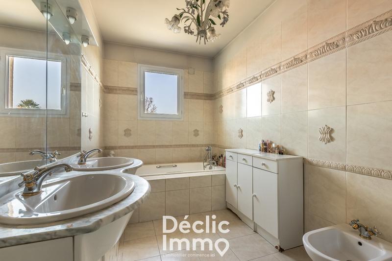 Maison - 370 m² - 9 pièces