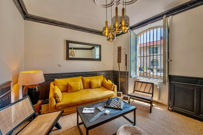 Maison - 440 m² - 12 pièces