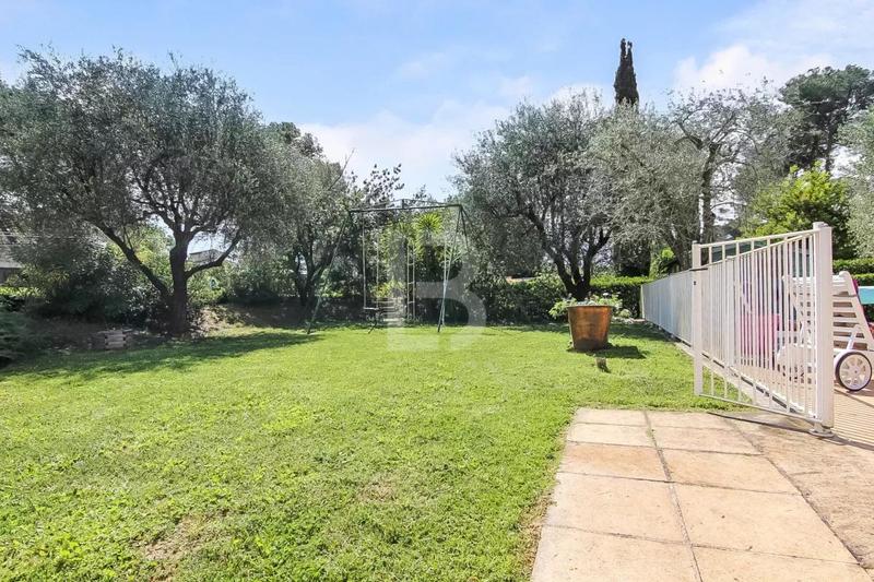 Maison - 238 m² - 9 pièces