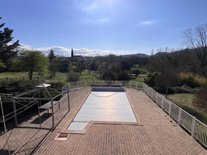 Propriété - 245 m² - 8 pièces