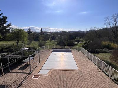 Propriété - 245 m² - 8 pièces