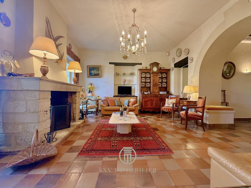 Maison - 317 m² - 13 pièces