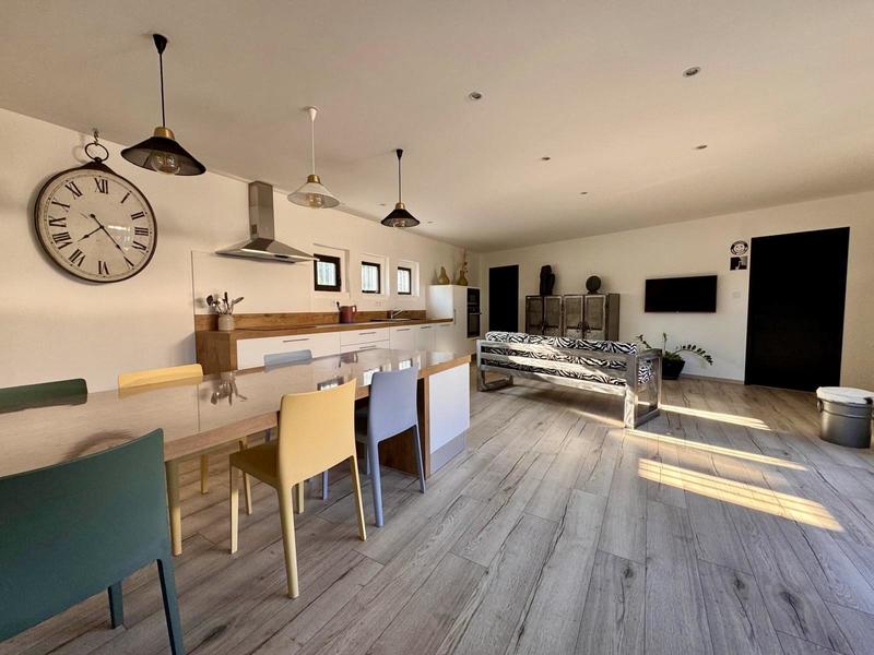 Maison - 200 m² - 3 pièces