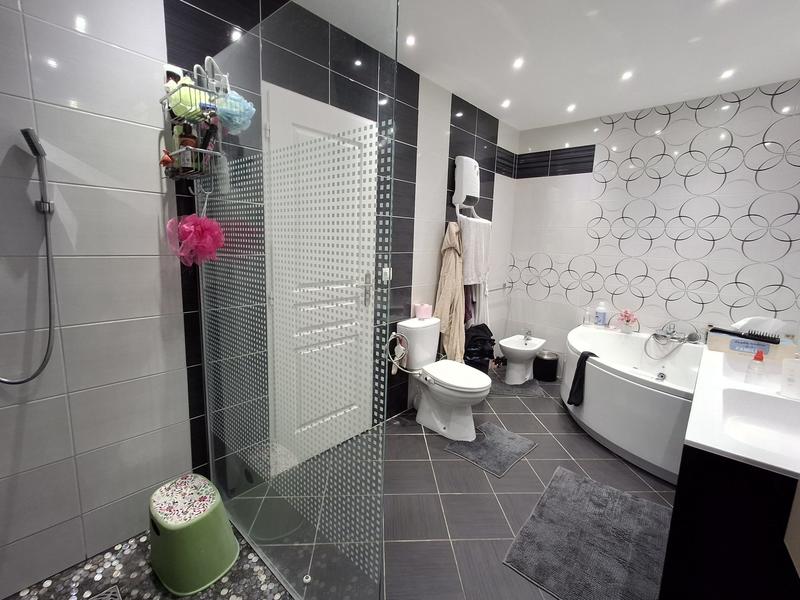 Maison traditionnelle - 170 m² - 9 pièces