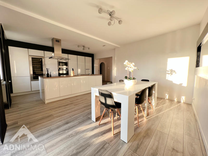 Maison - 290 m² - 8 pièces