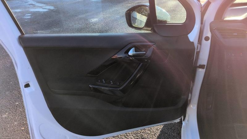 Peugeot 208 1.2 PureTech 82 Signature