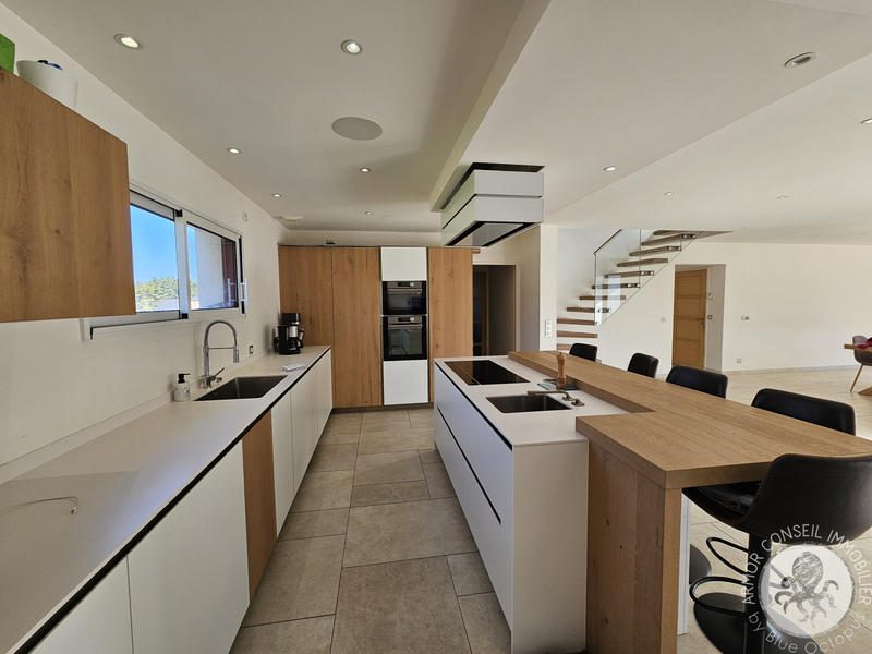 Maison - 203 m² - 6 pièces