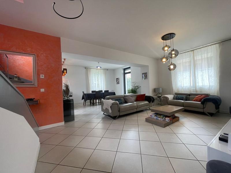 Maison - 238 m² - 8 pièces