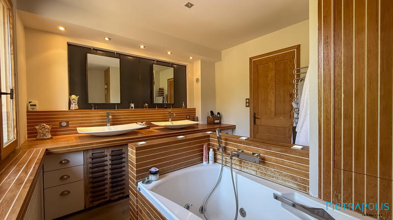 Villa - 310 m² - 9 pièces