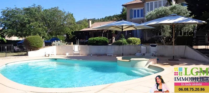 Propriété - 240 m² - 10 pièces