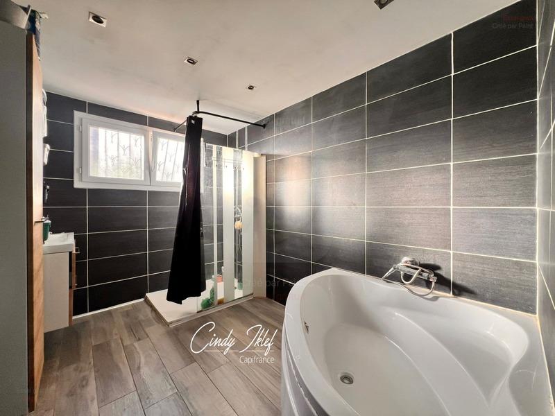 Maison - 230 m² - 6 pièces