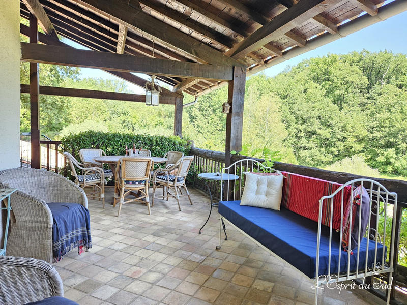 Maison - 251 m² - 9 pièces